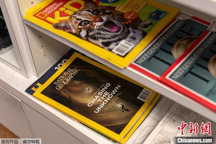 货架上的《国家地理》和《国家地理儿童版》杂志 货架上的《国家地理》和《国家地理儿童版》杂志