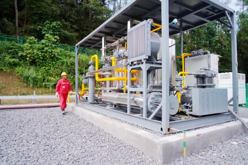 中国石化华东油气分公司员工在井场巡回检查