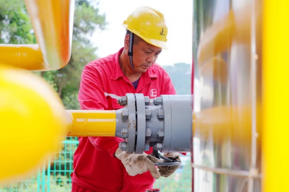 中国石化华东油气分公司员工在井场巡回检查