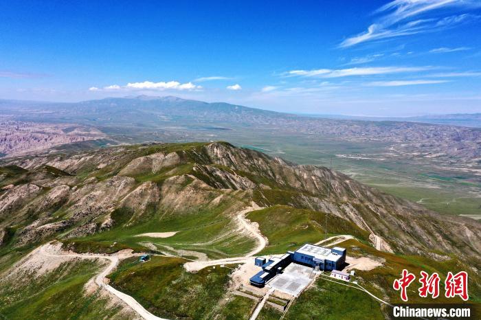航拍坐落在青海省海南藏族自治州共和县瓦里关山顶的中国大气本底基准观象台瓦里关国家大气本底站