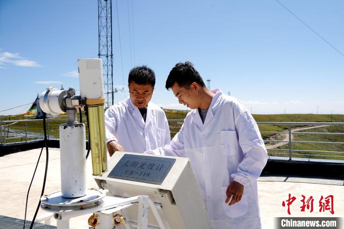 瓦里关国家大气本底站值班观测员正在进行巡检