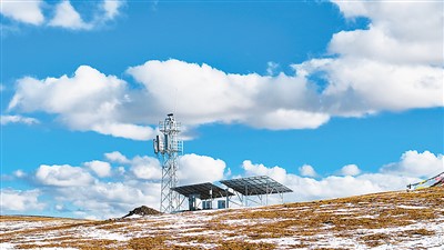图为青海省曲麻莱县黄河源流域约古宗列曲的一处5G基站