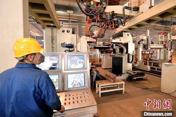 车间内工作人员进行机器操作 车间内工作人员进行机器操作