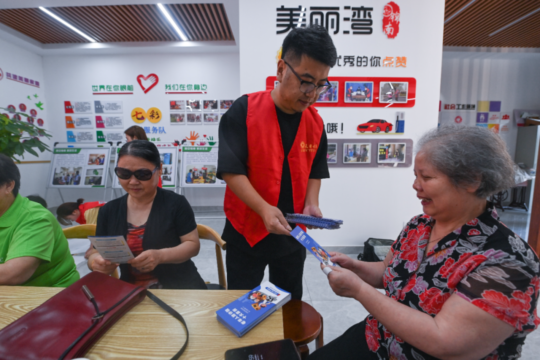 志愿者向社区老年人发放防诈骗宣传资料 志愿者向社区老年人发放防诈骗宣传资料