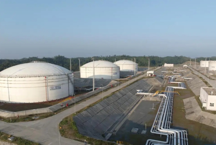 10月30日在孟加拉国莫海什卡利拍摄的单点系泊及双线管道系统工程项目场站