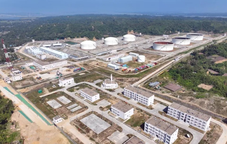 11月10日在孟加拉国莫海什卡利拍摄的单点系泊及双线管道系统工程项目场站