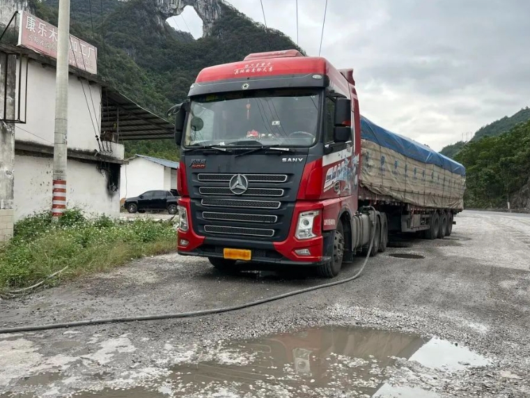 西部两省交界处的一家地下成品油窝点