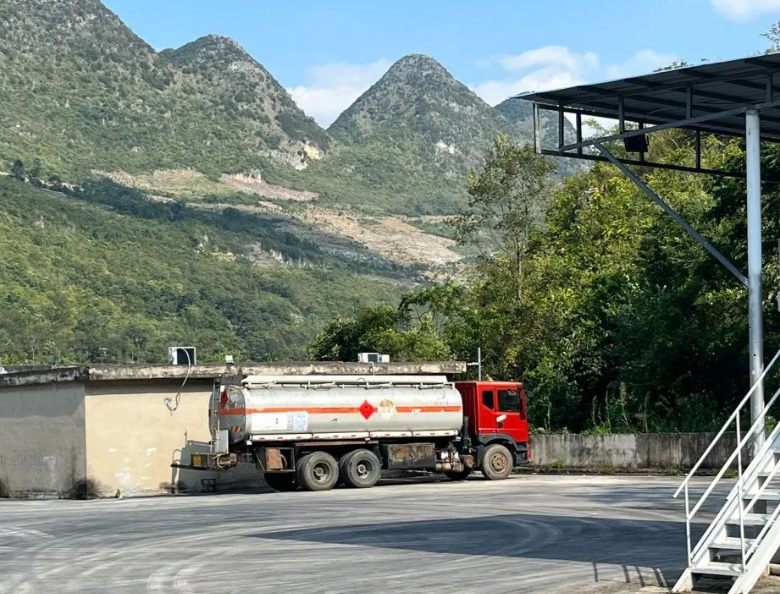 西部某省一家公司在隐藏窝点出售质量不合格的成品油