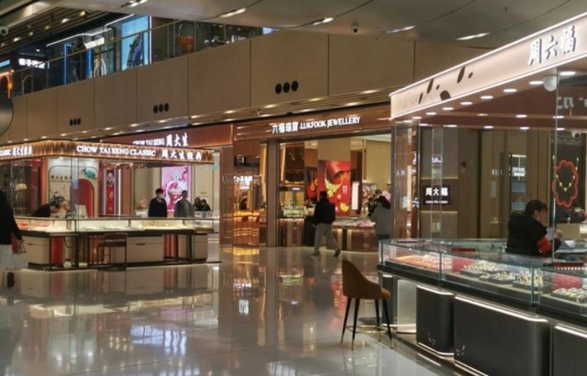 图为某商场的黄金店铺 图为某商场的黄金店铺