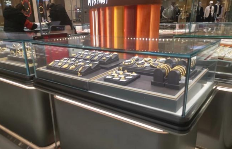 图为某品牌的黄金柜台 图为某品牌的黄金柜台