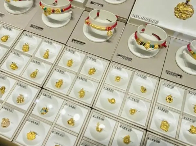 周大福柜台的黄金饰品 周大福柜台的黄金饰品