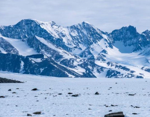 南极山区蓝色冰区上的陆地石块