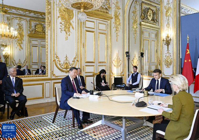 当地时间5月6日上午,国家主席习近平应邀在巴黎爱丽舍宫同法国总统马克龙、欧盟委员会主席冯德莱恩举行中法欧领导人三方会晤。 当地时间5月6日上午,国家主席习近平应邀在巴黎爱丽舍宫同法国总统马克龙、欧盟委员会主席冯德莱恩举行中法欧领导人三方会晤。