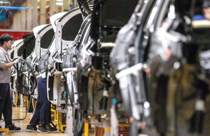 工人在生产车间内工作 工人在生产车间内工作