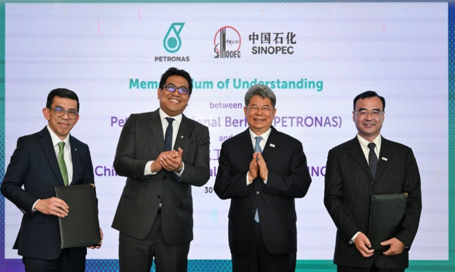 中国石化集团董事长马永生与马来西亚国家石油公司总裁兼集团首席执行官丹斯里陶菲克见证签约 中国石化集团董事长马永生与马来西亚国家石油公司总裁兼集团首席执行官丹斯里陶菲克见证签约