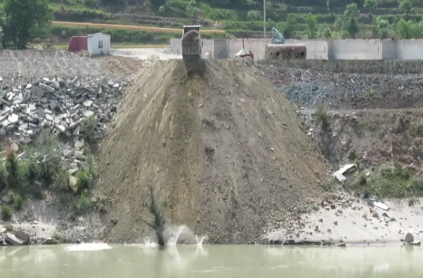 重型卡车正向金沙江内倾倒弃渣 重型卡车正向金沙江内倾倒弃渣