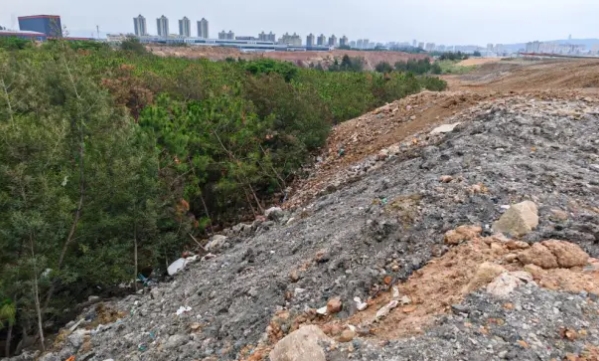 曲靖市高家屯社区倾倒建筑垃圾非法占用林地 曲靖市高家屯社区倾倒建筑垃圾非法占用林地