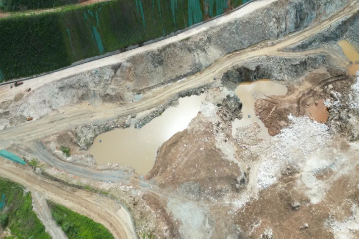 2024年5月15日，督察组现场督察发现，赣州市寻乌县新天地铁矿公司采矿区环境污染严重，大量淋溶水积存在采矿坑内，废石废渣、污泥露天堆放