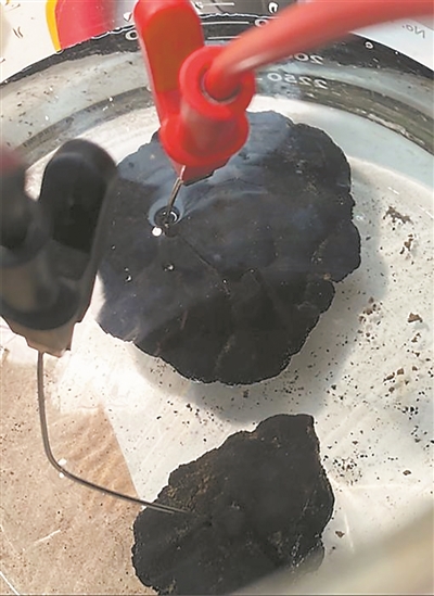 从海底收集的多金属结核放置在实验室的模拟海水中