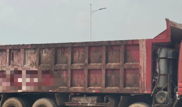 在无极县运输污泥的卡车 在无极县运输污泥的卡车