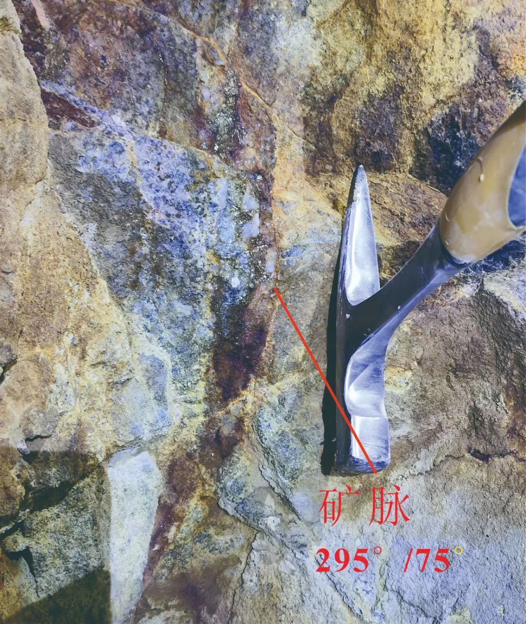 项目团队结合地球物理测量数据，正加速推进深部钻探验证