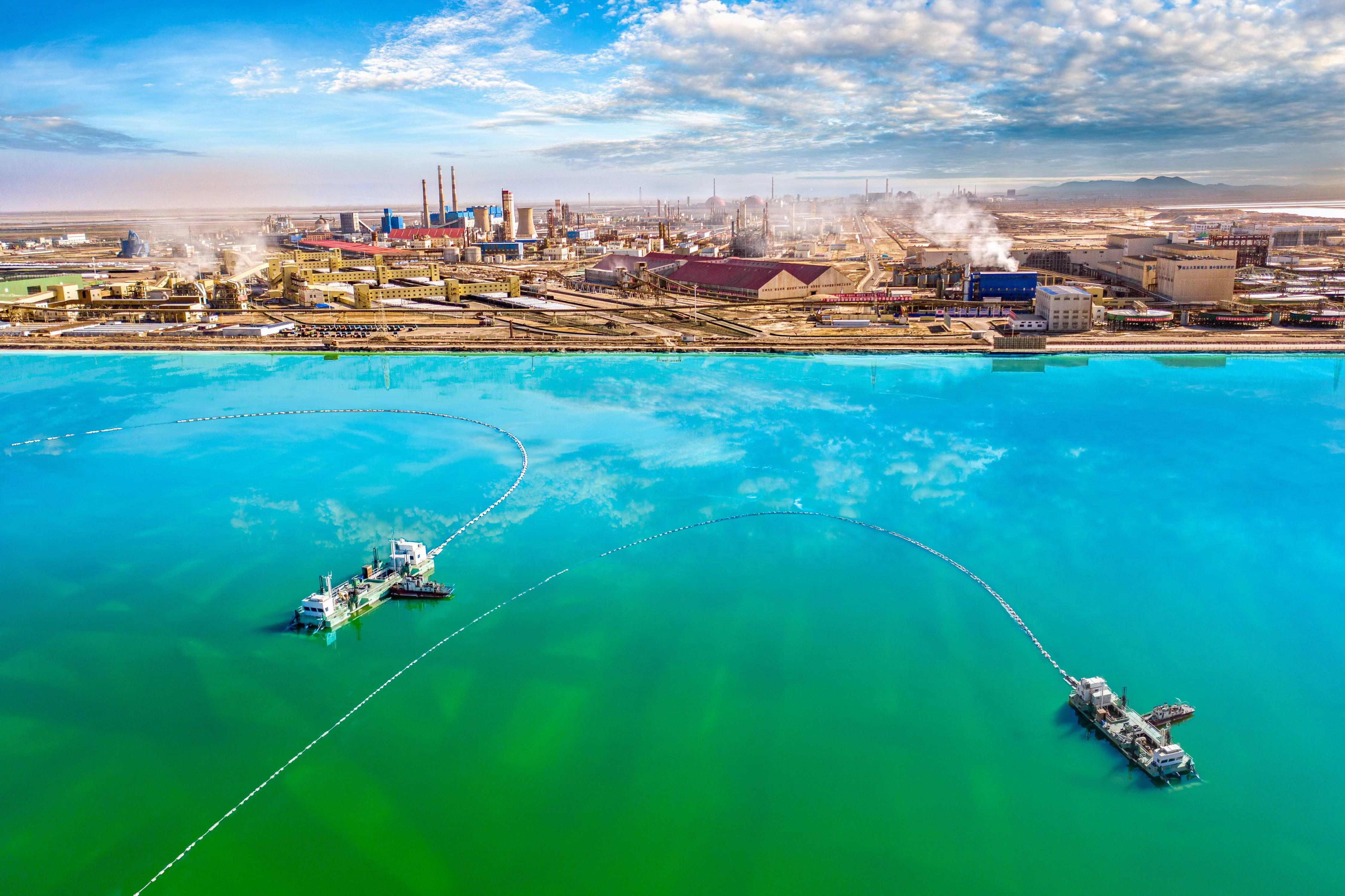 图为中国最大盐湖察尔汗盐湖