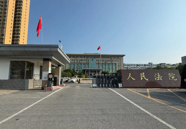 8月15日，镇平县人民法院公开开庭审理了此案