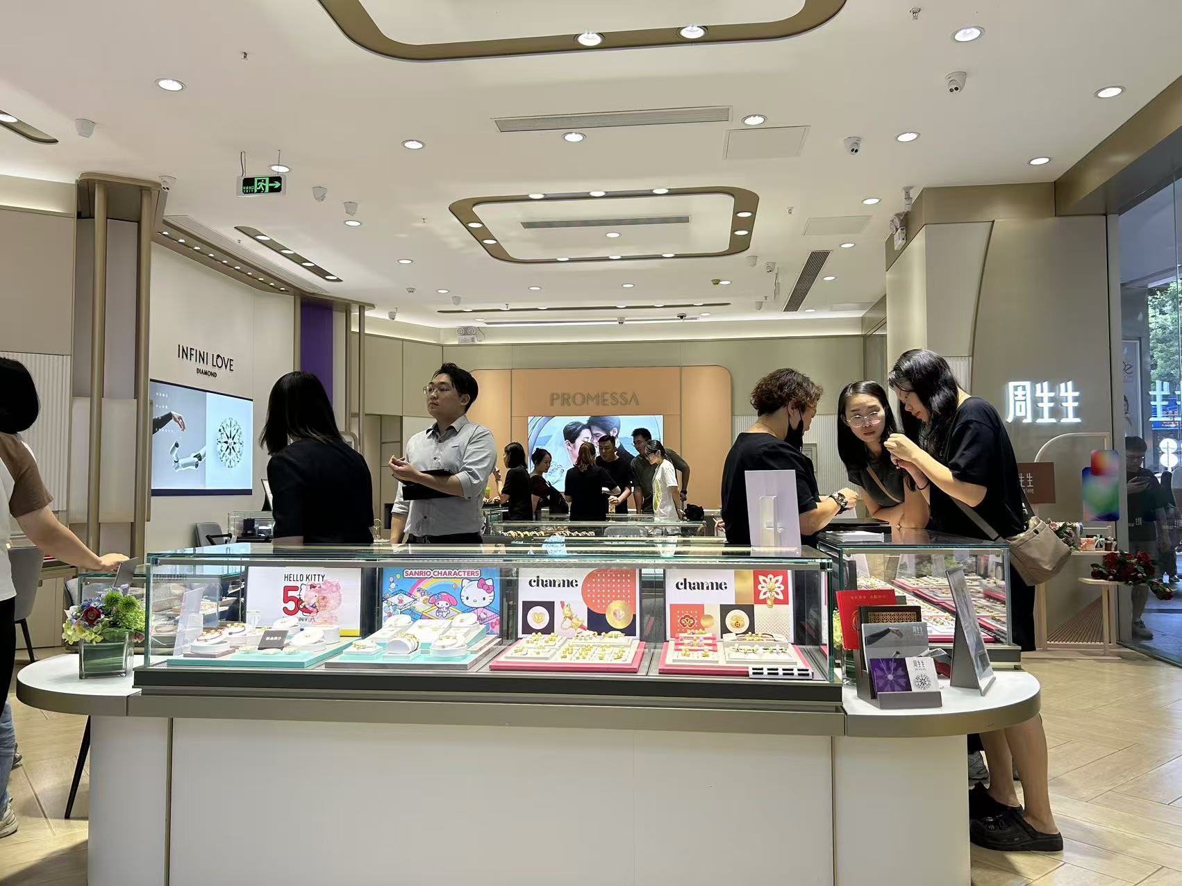 广州周生生门店挑选饰品的顾客