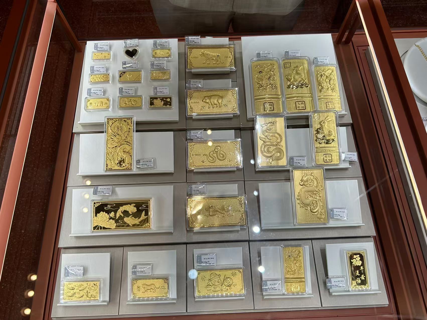 广州周生生门店挑选饰品的顾客