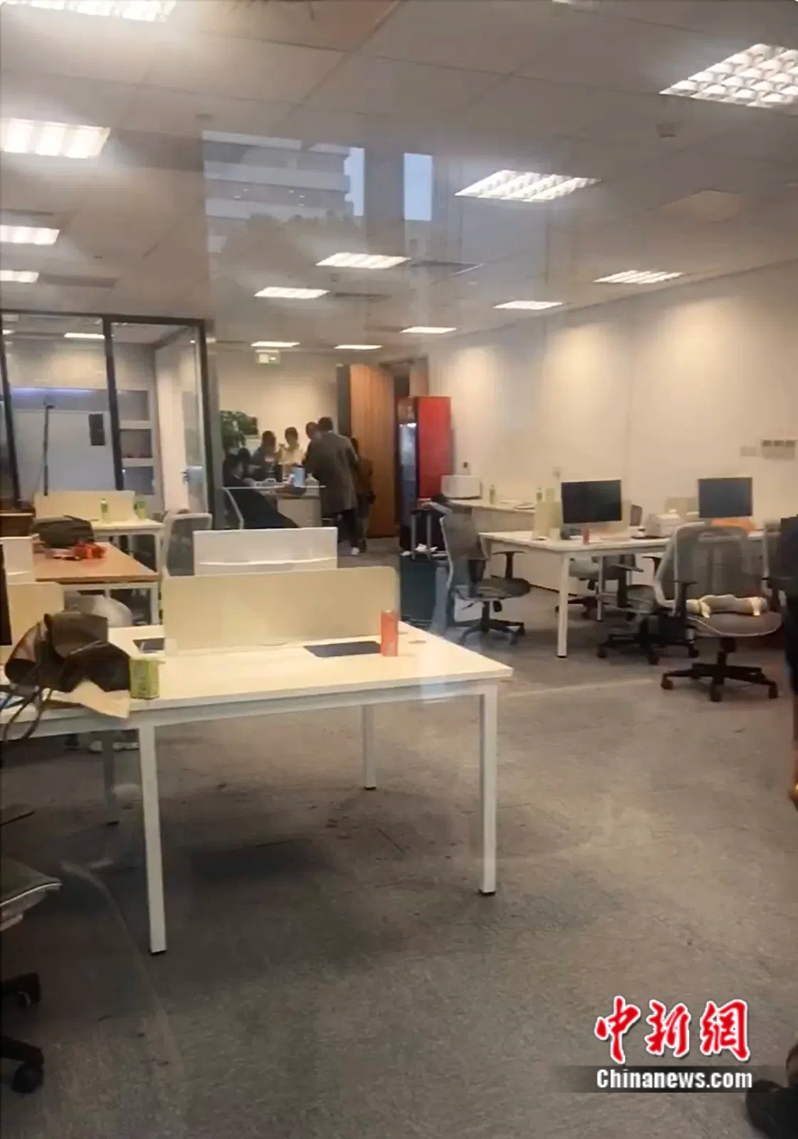 11月8日，麦多多办公地，多名消费者前来查看情况