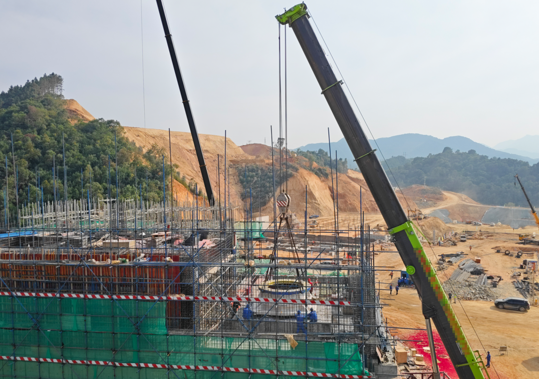 首台套大型设备安装现场