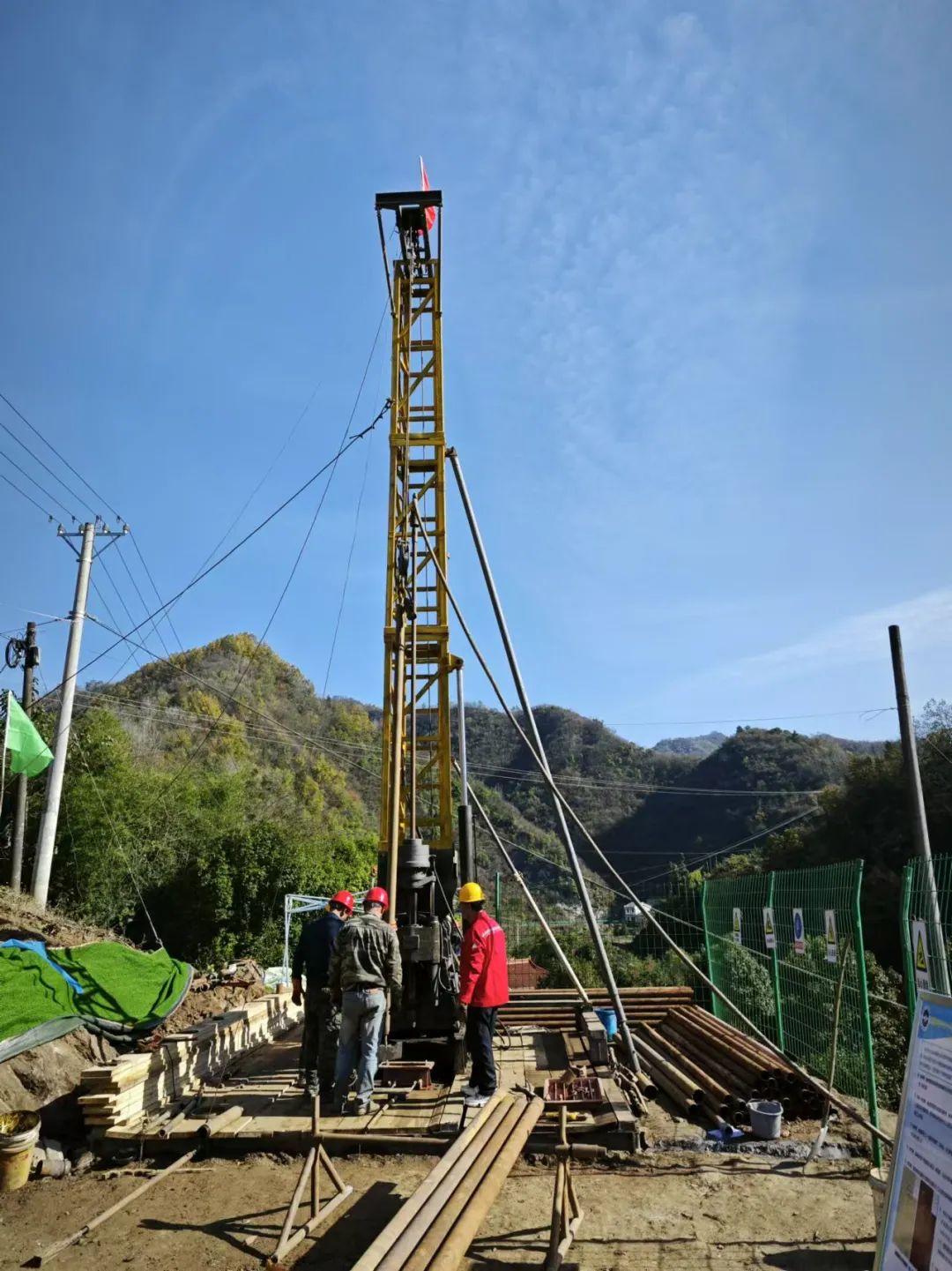 湖北竹山-竹溪地区庙垭超大型铌-稀土矿钻探现场