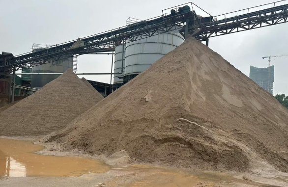 广东东莞大批砂石物料露天堆放整改！