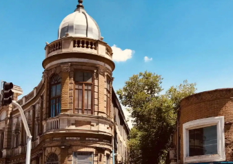 伊朗出手，监控石油“咽喉”通道！伊立巨幅画暗指美航母被炸：配文“煽风者将得到风暴”！