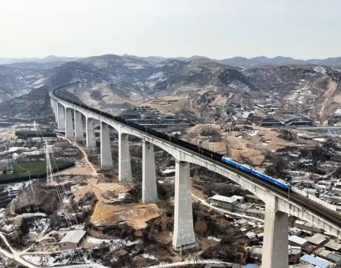 “煤河”流淌，亿吨级西煤东运重载铁路再提效