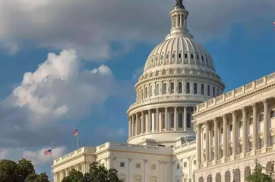 冬季风暴肆虐美国：数十万户停电，多地停课