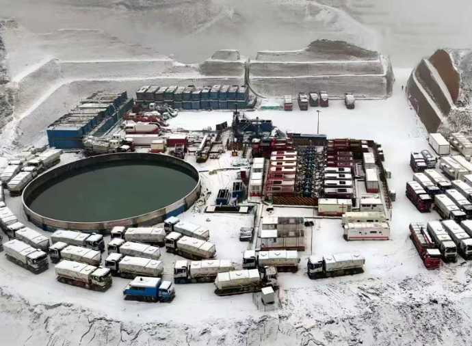 图为中石油煤层气公司大吉气田吉深8-3压裂现场