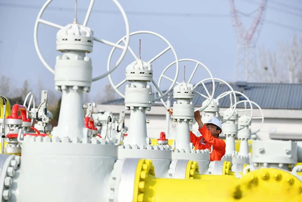 图为北京管道公司员工在生产运行现场操作。