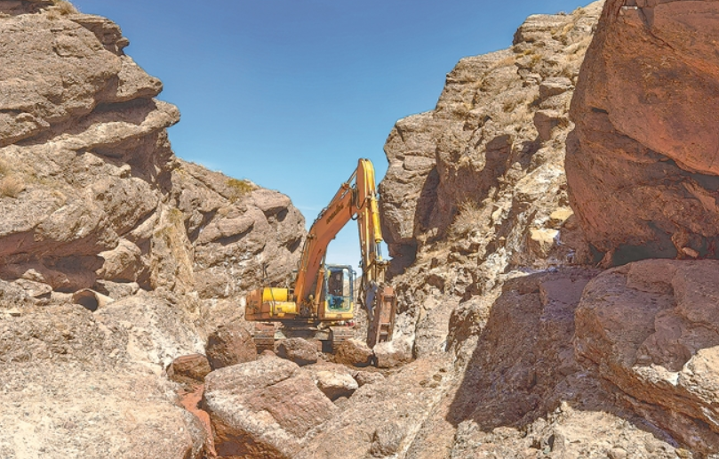 图为清除河道中的乱石