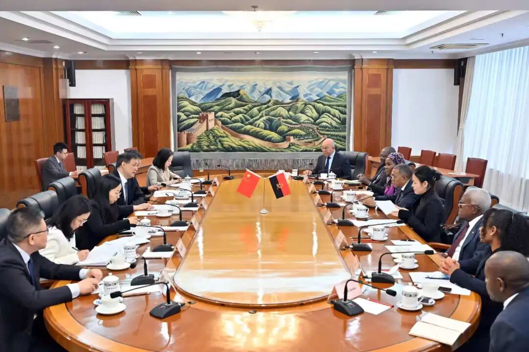 国家发改委副主任周海兵会见安哥拉矿产资源、石油和天然气部部长阿泽维多