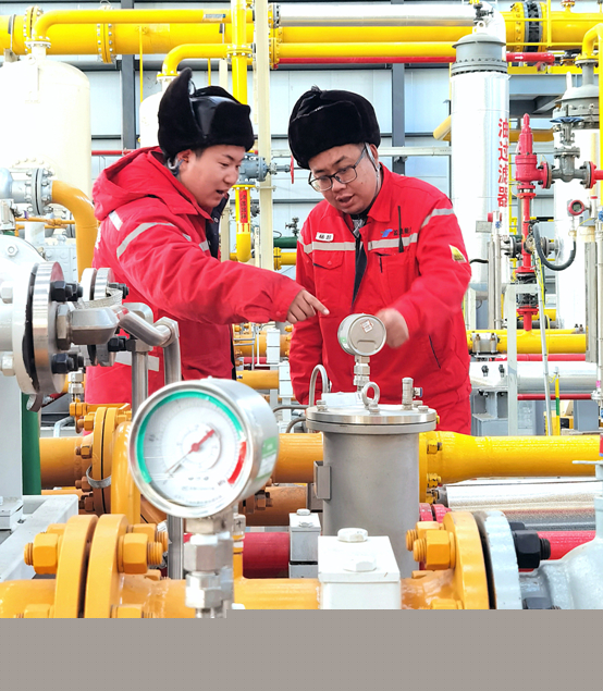 图为郑佳伟（左）与同事在内蒙古盈通能源公司LNG生产装置现场巡检。